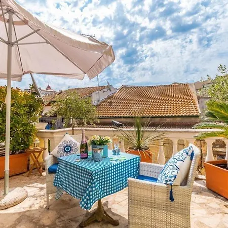 Elegant Furnished Superior In Old Corfu Town דירה *